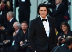 "White noise" con Adam Driver: il panico della morte davanti a catastrofi vere o presunte 
