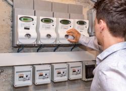 Caro bollette, contatori intelligenti per il razionamento dell'energia dalle 8 alle 19. Bruxelles stacca i consumi alle case
