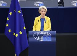 Crisi energetica, follia von Der Leyen sfascia-famiglie: “Bravi gli operai italiani della ceramica che anticipano i turni mentre i figli dormono”