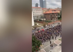 Milano, l’invasione degli ultras della Dinamo Zagabria: evacuato Citylife. VIDEO