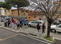 Allarme bomba in una scuola di Roma, arrivano gli artificieri: edificio evacuato