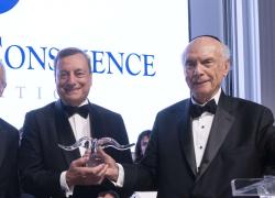 “Statista dell’anno”, da Cameron a Hollande: chi ha vinto il premio con le corna di caprone è sparito dalla scena politica
