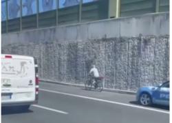 Roma, ciclista sul gra blocca il traffico e gli automobilisti perdono la testa. Il VIDEO