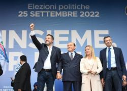 Elezioni, centrodestra a piazza del Popolo chiude la campagna elettorale. Berlusconi: "Siamo la vera maggioranza del Paese"