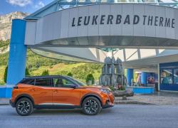 Peugeot e-2008 esplora le 65 sorgenti termali di Leukerbad