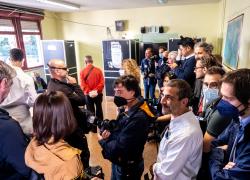 Elezioni politiche 2022, Meloni rinvia il voto a stasera: troppi fotografi al seggio