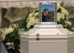 Alluvione Marche, il funerale del piccolo Mattia: silenzio assordante accoglie la bara