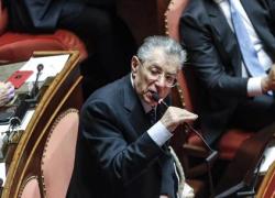 Lega, contrordine: Bossi va in Senato. Calderoli: “Errore del Viminale, eletto in Lombardia”
