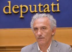 Latina, decade il sindaco Damiano Coletta: sfiduciato dai consiglieri del centrodestra 