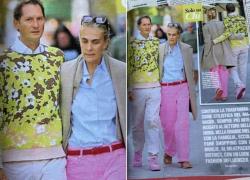 Coniugi Elkann in scambio di genere: lui con le scarpe rosa, lei giacca e camicia