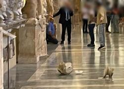 Musei vaticani, americano impazzito distrugge due busti: "Fatemi vedere il papa"