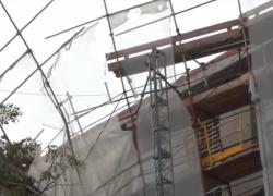 Crollo di un ponteggio a Rivoli al sesto piano di un palazzo: tre feriti gravi