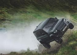 Le Defender di "No time to die" raccolgono all’asta circa 403mila euro