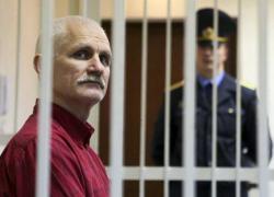 Chi è Ales Bialiatski, premio Nobel per la Pace 2022: arrestato 25 volte e attualmente in carcere Bielorussia: origini, moglie, figli