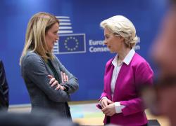 Guerra Ucraina, UE alza il tiro contro la Russia. Metsola: "Armi pesanti e carri armati a Kiev". Von der Leyen a Praga per price cap