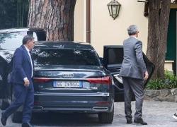 Nuovo governo, al vertice di centrodestra Salvini dà buca a Meloni e Berlusconi: “Vado dalla fidanzata” 