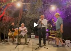  Oscar Farinetti canta "Bella Ciao" meglio di Laura Pausini e con l'aplomb di Domenico Modugno