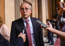 Senato, come per i vaccini Covid Crisanti fa confusione: gli cade la scheda sotto al catafalco, votazione sospesa