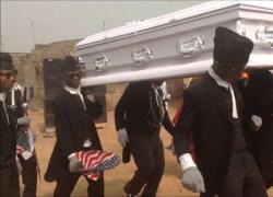 Australia: muori per il vaccino? Nessun problema, lo stato ti paga il funerale 