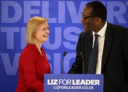 Uk, la “Brexit” del ministro delle Finanze: destituito Kwasi Kwarteng. Il governo Truss vacilla