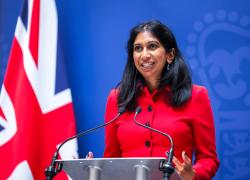 Uk, altro scossone nel governo Truss: per una mail errata si dimette il ministro degli Interni Suella Braverman