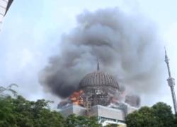 Giacarta, incendio nella Grande Moschea e poi il crollo: erano incorso lavori di ristrutturazione. "Come Notre Dame" - VIDEO