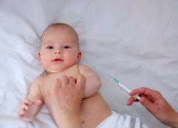 Vaccino Covid, i virologi vogliono la quinta dose per i neonati, ma il paese è saturo e in "overdose"