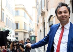 Impegno civico, Sergio Battelli apre un chiringuito a Barcellona: “Lo chiamerò Montecitorio beach”. Di Maio cameriere? 