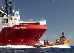 Migranti, Piantedosi: "Due navi ong non in linea con le norme". Divieto d’ingresso per Ocean Viking e Humanity 1