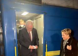 Ucraina, visita a sorpresa del presidente tedesco Steinmeier a Kiev: sul tavolo impegno "economico, politico e militare"