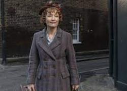 "Mrs Harris goes to Paris" ci fa sognare da Dior e ridere nel confronto con l'ardua Isabelle Huppert