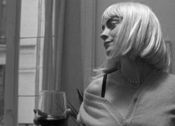 Nel b/n "Ramona" lei vuole sfondare come attrice e lui regista se ne innamora, fra una serie di gag
