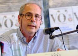 Crisanti, il “senatologo” Pd rinuncia ai 10mila euro di stipendio da parlamentare: “Da medico guadagno di più”. Ma L’Asl: “Non paghiamo chi non lavora”