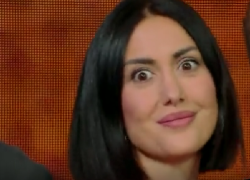 Memo Remigi palpa Jessica Morlacchi a Oggi è un altro giorno - VIDEO