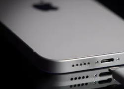 Apple si arrende all’Ue: entro il 2024 porta Usb-C su iPhone. Il vicepresidente Joswiak:  “Governi troppo prescrittivi”