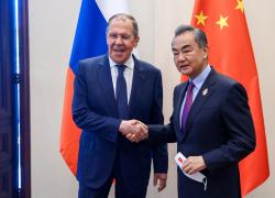 Russia, la Cina è vicina. Il ministro Wang: “Sostegno a Mosca contro le ingerenze esterne”