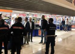 Assago (Milano), uomo accoltella 5 persone al Carrefour: un morto. Tra i feriti anche il calciatore del Monza Pablo Marí
