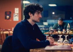 "L'innocent" di Louis Garrel è un mammone la cui madre si caccia nei guai. Risate fin dalla seconda battuta.