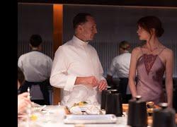 "The Menu": Ralph Fiennes è magistrale nei panni di uno chef fanatico, l'ex 'regina di scacchi' convince