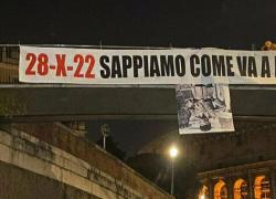 Marcia su Roma, al Colosseo  compaiono striscioni pro e contro nel giorno del centenario (28-10-22): la polizia li ha rimossi