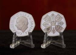 Regno Unito, coniata la prima moneta col volto di Carlo III: sui 50 pence l'effigie del Re