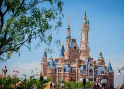 Cina, Disney Resort di Shanghai chiuso per Covid: ospiti bloccati dentro al parco. La maggior parte sono bambini