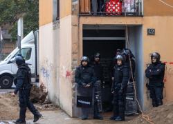 Sgombero in via Bolla a Milano di tre palazzi occupati abusivamente. Salvini: “La pacchia è finita”