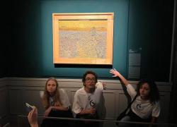 "Il seminatore" di Van Gogh imbrattato dagli attivisti di Ultima Generazione con zuppa di verdura - VIDEO