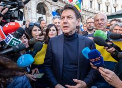 Roma, Conte alla manifestazione per la pace vuole i voti del Pd: "Stop alle armi per l'Ucraina"