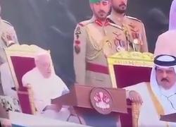 Bahrein, Papa Francesco fa addormentare il re Hamad bin Isa Al Khalifa: il VIDEO diventa virale