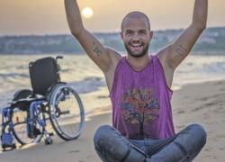 Andrea Caschetto, chi è Mr. Smile: dalla scoperta del tumore a 15 anni, ai viaggi in tutto il mondo per aiutare i bambini orfani