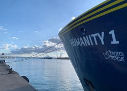 Migranti, Ue: "Agevolare lo sbarco, è dovere legale". Riparte il braccio di ferro con l'Italia