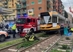 Milano, 14enne in bici muore investito da un tram: indagato l'autista per omicidio stradale