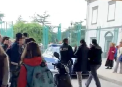Chiaia (Napoli) donna vuole rubare bimbi a scuola: ha disturbi psichici, sarà assistita dai servizi sociali